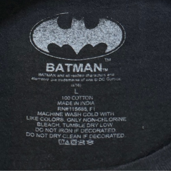 10/$25🦋 Batman Black & Yellow Distressed Logo Graphic Tee - Size Large - Picture 7 of 13